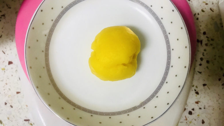青花瓷奶黄冰皮月饼,把奶黄馅分成20克左右