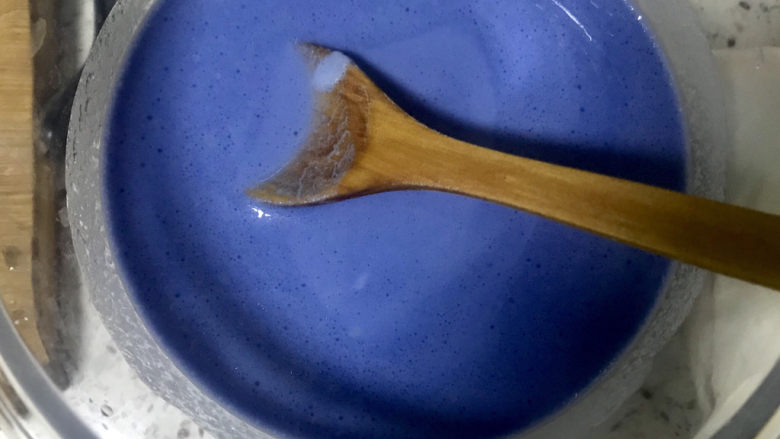 青花瓷奶黄冰皮月饼,加入蓝色蝶豆花水搅拌均匀过筛备用