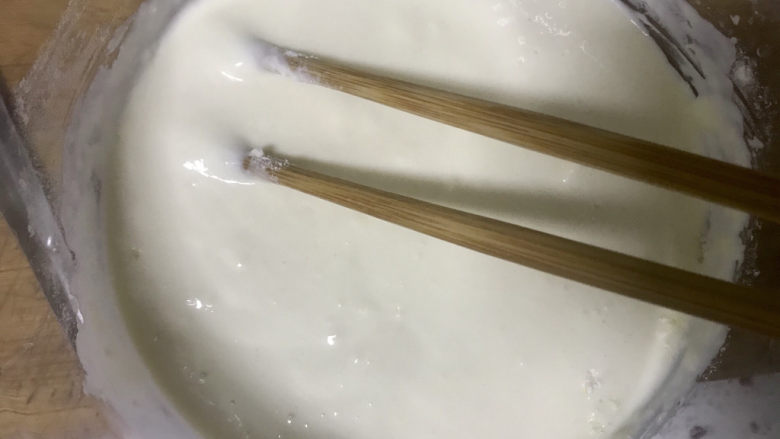 青花瓷奶黄冰皮月饼,加入牛奶搅拌均匀过筛