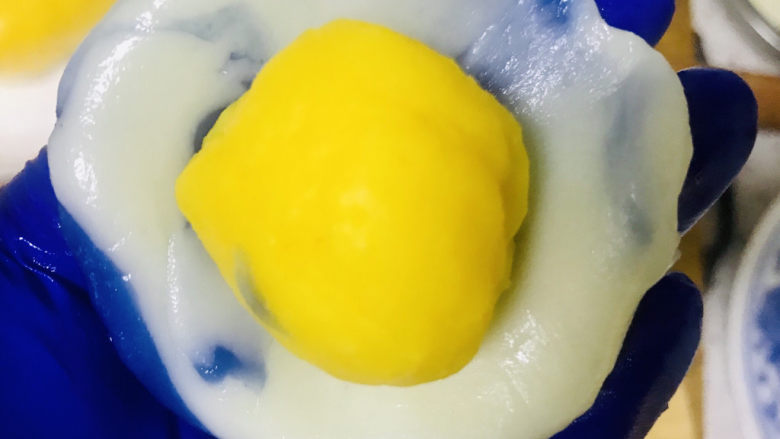 青花瓷奶黄冰皮月饼,诱人的色彩
