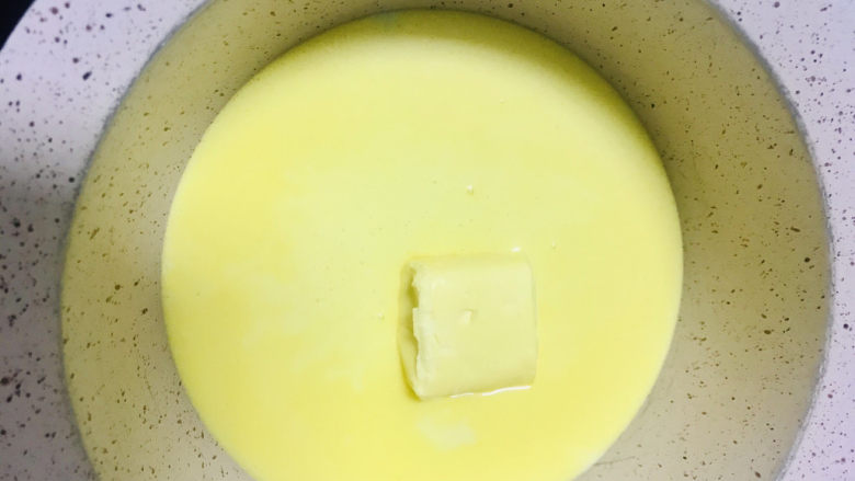 青花瓷奶黄冰皮月饼,放入奶锅