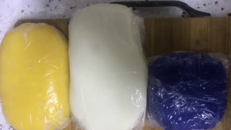 青花瓷奶黄冰皮月饼,冰皮，奶黄馅制作完成后裹上保鲜膜冰箱冷藏一小时