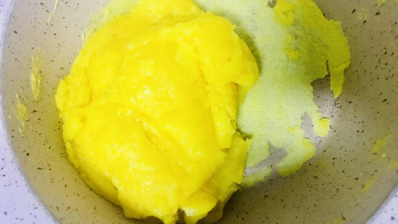 青花瓷奶黄冰皮月饼,小火翻炒至图中的样子