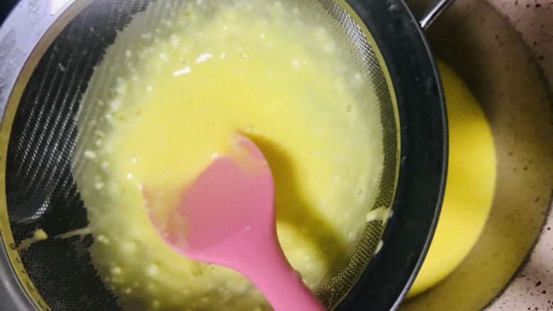 青花瓷奶黄冰皮月饼,过筛加入奶锅