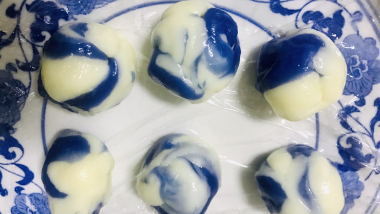 青花瓷奶黄冰皮月饼,蓝色冰皮和白色冰皮搓成青花，每份30克左右