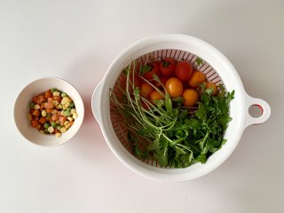 烤鸡胸肉蔬菜沙拉 ,把红橙两色的樱桃番茄和芝麻菜洗净，冷冻什锦蔬菜粒拿出冰箱解冻。