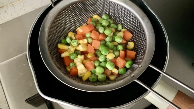 烤鸡胸肉蔬菜沙拉 ,什锦蔬菜粒焯水后沥干。
