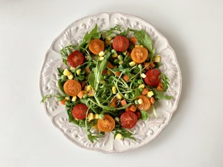 烤鸡胸肉蔬菜沙拉 ,把各种蔬菜摆盘，樱桃番茄围上一圈。