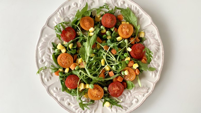 烤鸡胸肉蔬菜沙拉 ,把各种蔬菜摆盘，樱桃番茄围上一圈。