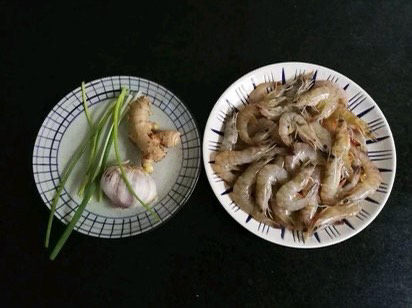 清蒸虾,也有的亲喜欢葱姜蒜都放一点来腌渍，腌渍的时候可以撒一点点的盐，一定不要多，海虾本身就咸，加多了盐会比较咸。