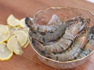 清蒸虾,也可以再放几片柠檬片腌渍。
