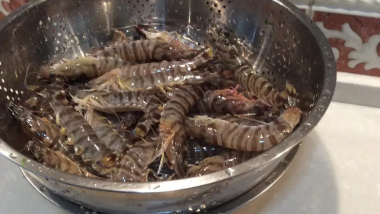清蒸虾,把新鲜的虾洗干净。