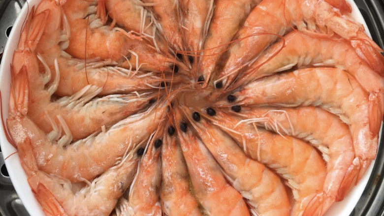清蒸虾,虾摆放在盘中放进蒸锅，一定要用一个盘子或者盖子把虾盖上再盖上蒸锅盖子蒸。上汽以后大概12～15分钟即可关火，或者看到虾整个都变得通红就可以了，蒸时间长了，虾肉会变老不嫩。