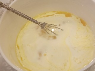 奶黄流心月饼,筛入玉米淀粉，继续搅匀