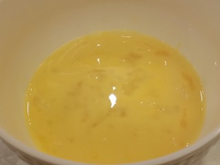 奶黄流心月饼,首先做奶黄馅。把牛奶，淡奶油，糖，碾碎的鸭蛋黄倒入碗中，用蛋抽搅拌均匀