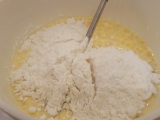奶黄流心月饼,再筛入中筋粉，不停的搅拌。直到没有粉末状即可，这时候有一些小的面疙瘩，不用理会