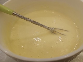 奶黄流心月饼,搅拌均匀后把面糊过筛，去除面糊中的面疙瘩。