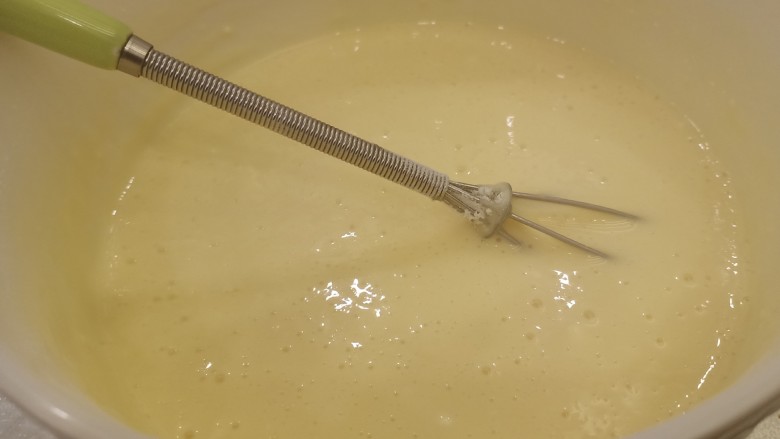 奶黄流心月饼,搅拌均匀后把面糊过筛，去除面糊中的面疙瘩。