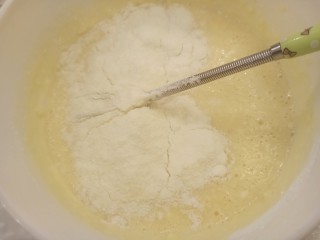 奶黄流心月饼,最后倒入奶粉，继续搅拌均匀。