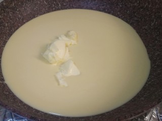 奶黄流心月饼,把面糊倒入不粘锅，放入黄油，小火炒
