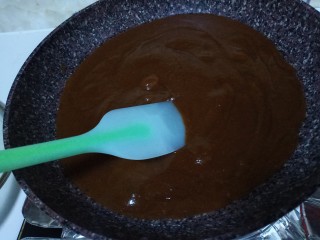 桃山皮枣泥月饼,打好的枣泥再倒入不粘锅中，放入冰糖和黄油翻炒。喜欢吃甜的，就多放点冰糖，可以少量多次添加，因为大枣本身就有甜味。