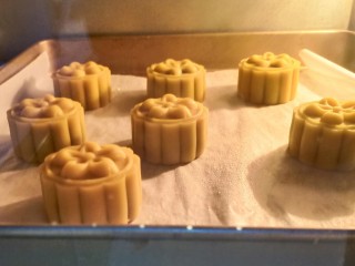 桃山皮枣泥月饼,月饼放入提前预热好的烤箱中层，160度烤10－15分钟。注意表面不要上色，只需定型即可。