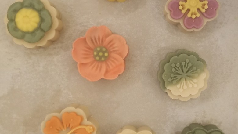 桃山皮枣泥月饼,桃山皮也可以两三种颜色搭配使用，颜色也更加好看，如图