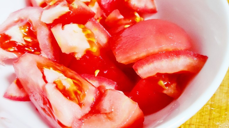 西红柿香菇汤,切成小块备用
