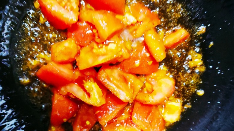 西红柿香菇汤,猪油后加入西红柿翻炒