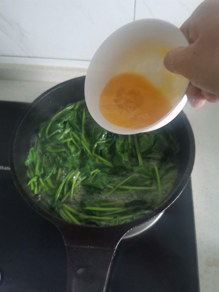菠菜蛋花汤,水开后，漂蛋液