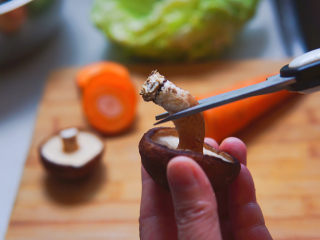 关东煮,香菇剪掉蒂部，胡萝卜切半厘米的厚片
