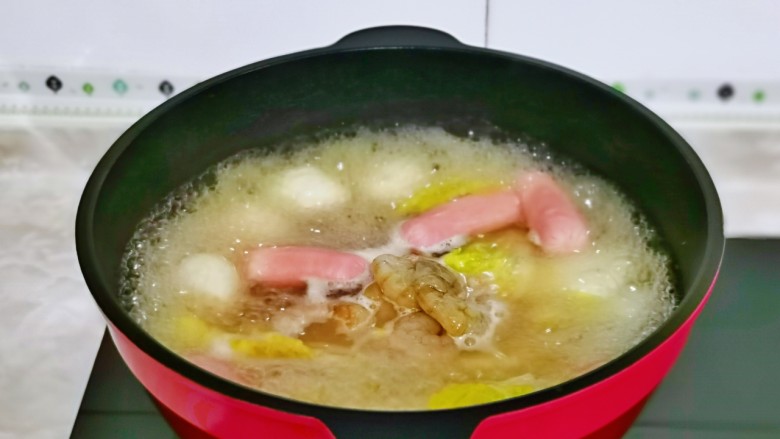 三鲜汤,最后加入腌制好的虾仁，大火煮1分钟，虾仁变色即可关火。