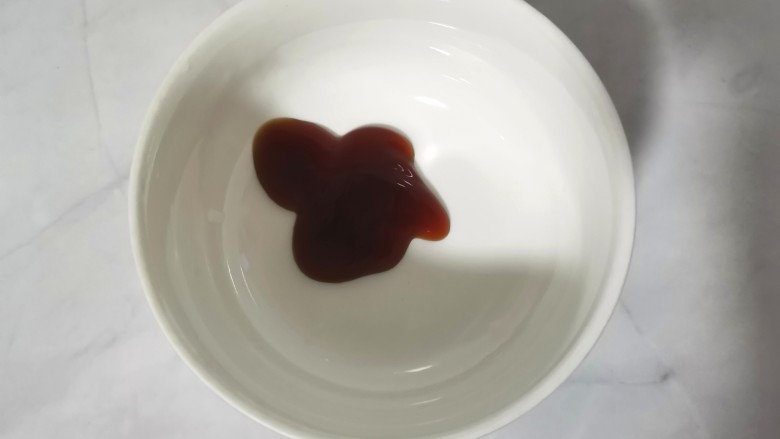 红烧日本豆腐,碗里加入蚝油