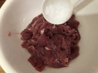 小炒牛肉,装碗里加入少量盐、生抽、胡椒粉、淀粉搅匀