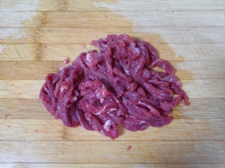 小炒牛肉,牛肉切成丝。
