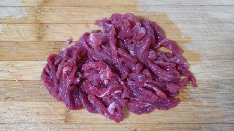 小炒牛肉,<a style='color:red;display:inline-block;' href='/shicai/ 216'>牛肉</a>切成丝。