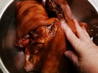 红烧肘子,给猪肘按摩均匀，以便入味，腌制1个小时。