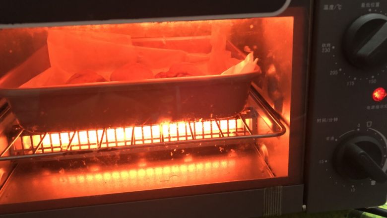 奥尔良鸡翅,关门，调200的温度烤30分钟，（每个烤箱不一样，根据自己的烤箱调整）