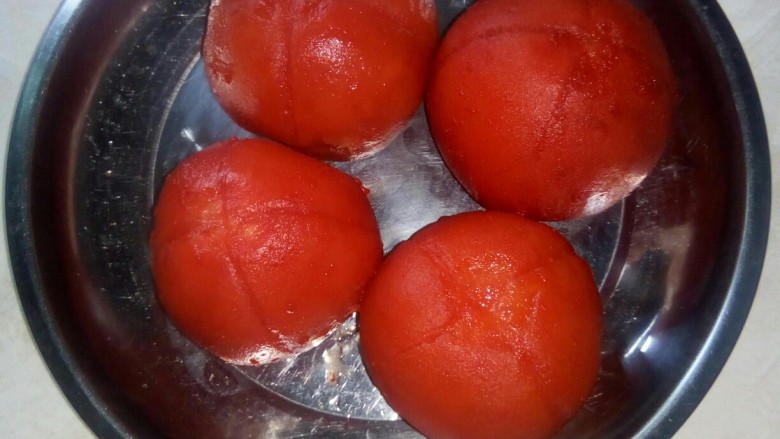西红柿香菇汤,<a style='color:red;display:inline-block;' href='/shicai/ 3551'>西红柿</a>洗净，剥皮。