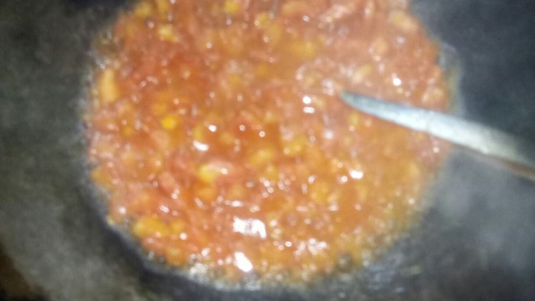 西红柿香菇汤,炒锅倒油，放入番茄丁大火翻炒。