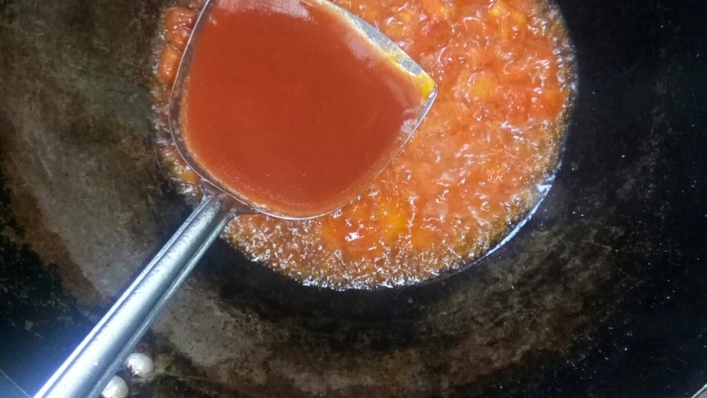 西红柿香菇汤,放入番茄酱翻炒。