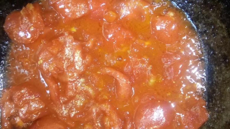 西红柿香菇汤,放入番茄片，翻炒出香味。