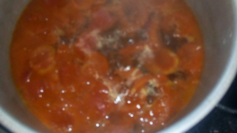 西红柿香菇汤,炒好的番茄倒入汤锅中大火转小火煮香。