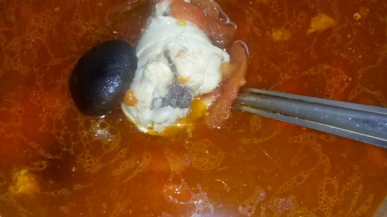 西红柿香菇汤,煮香的西红柿香菇汤。