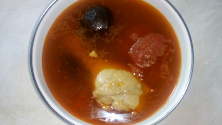 西红柿香菇汤,盛入汤盅中。
