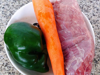 小炒牛肉,准备原材料牛肉、胡萝卜、青椒