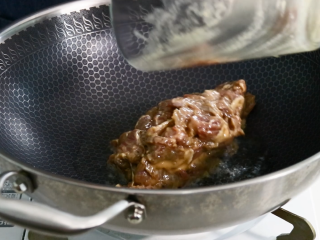 小炒牛肉,起锅热油，油热后倒入腌制好的牛肉片翻炒至断生，然后盛出备用