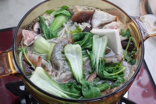 麻辣拌,依次下入蔬菜、金针菇和大虾，煮至蔬菜变软、大虾变色全部捞出沥水备用。