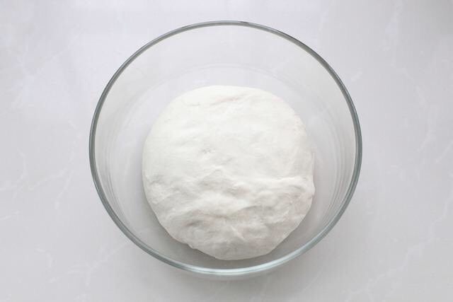 猪肉白菜水饺,面粉中加入温水搅拌成棉絮状，再揉成光滑的面团覆盖保鲜膜静置二十分钟左右。
