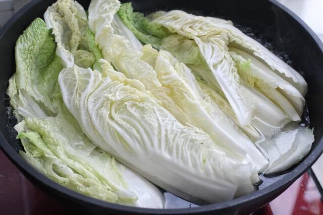 猪肉白菜水饺,白菜洗净放入沸水中烫软，捞出过凉水后挤干多余水分切碎。